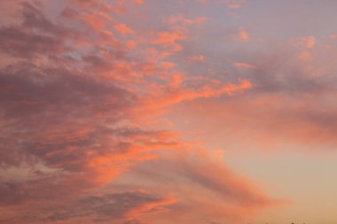 Akşam ve sonbaharda bulutlarla güzel bir günbatımı