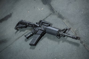 Yerde otomatik bir silah var.