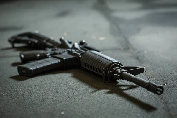 Automatyczna Broń Strzelania Leży Podłodze — Zdjęcie stockowe