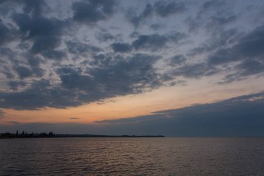 Nehrin üzerinde dramatik bir gün doğumu. Turuncu gün doğumu