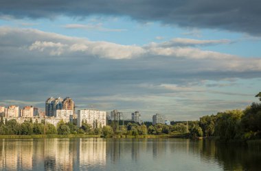 Nehir kenarındaki büyük bir şehrin çok katlı binaları.