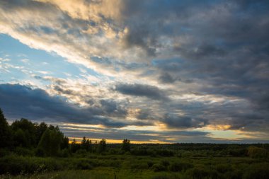 Gün batımında bulutlu havada büyük bulutlar