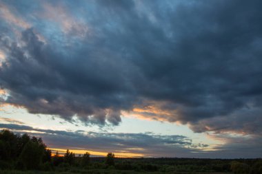 Gün batımında bulutlu havada büyük bulutlar