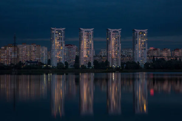 Wielopiętrowe Budynki Dużego Miasta Pobliżu Rzeki Nocy — Zdjęcie stockowe
