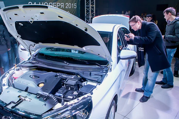 Дилери АвтоВАЗ офіційно стартував продаж нова модель Лада Ліцензійні Стокові Зображення