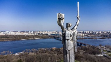 Anavatanın arkasındaki Kyiv Şehri, Ukrayna ve Dnipro Nehri 'nin kuş bakışı manzarası. Büyük Vatanseverlik Savaşı 'nın Ukrayna Devlet Müzesi' nin yakınında yer alıyor.