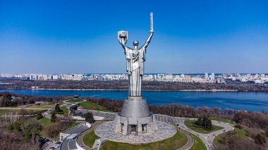 Anavatanın arkasındaki Kyiv Şehri, Ukrayna ve Dnipro Nehri 'nin kuş bakışı manzarası. Büyük Vatanseverlik Savaşı 'nın Ukrayna Devlet Müzesi' nin yakınında yer alıyor.