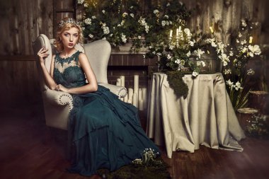 sarışın kız bir taç