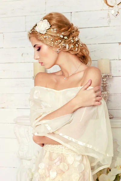 Свадебная прическа с украшениями для волос — стоковое фото