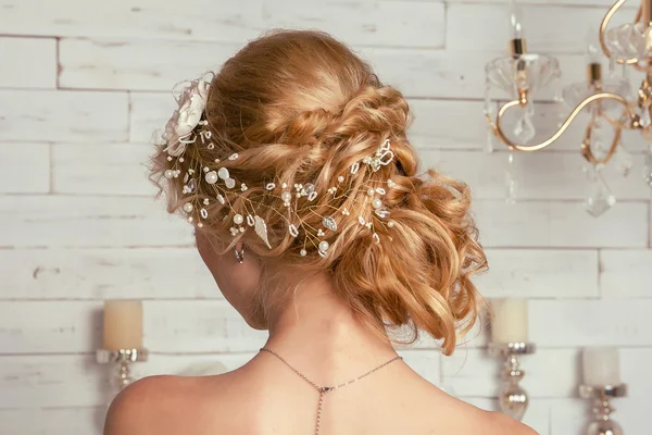 Peinado de boda con adornos para el cabello — Foto de Stock