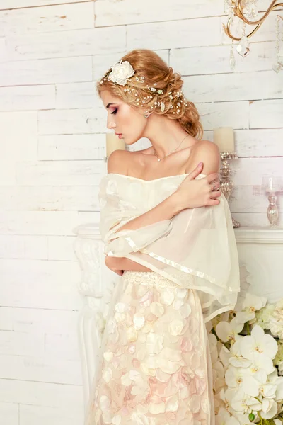 Молодая красивая невеста с цветами — стоковое фото