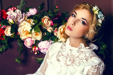 Çiçekli bir kanepede genç gelin 