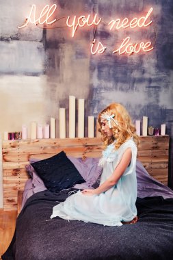 Yound kadın bir yatak odasında