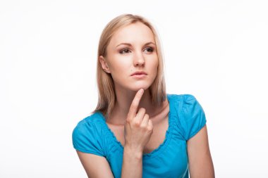 genç kız bir şey düşünüyor