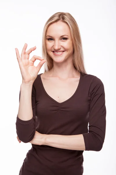 Lächelnde Frau Daumen hoch zeigen — Stockfoto