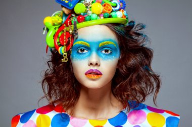 Yaratıcı pop sanat makyaj kadınla