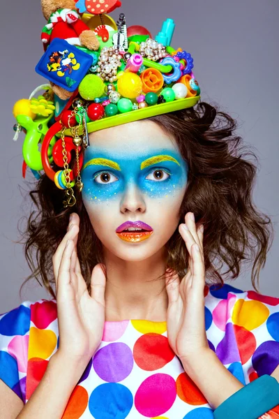 Женщина с креативным макияжем — стоковое фото