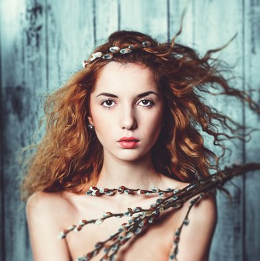 Kedi-willows ile poz kadın