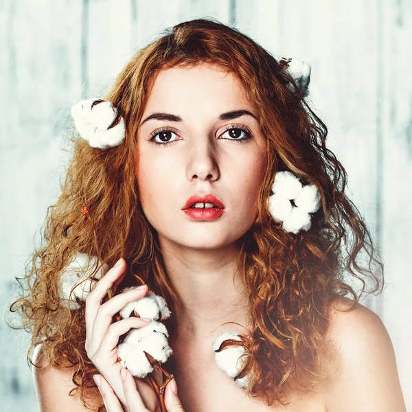 Hermosa chica con planta de algodón — Foto de Stock