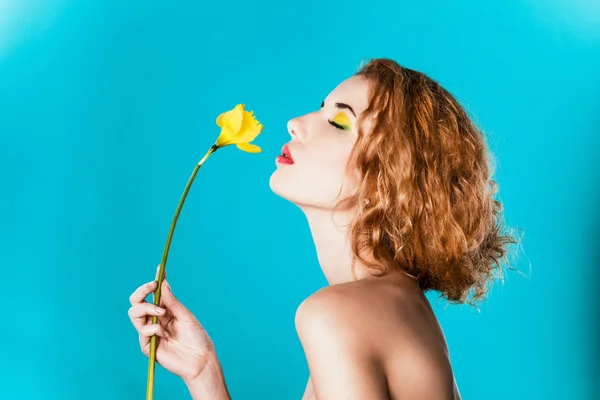 Портрет красивой девушки с желтым цветком — стоковое фото