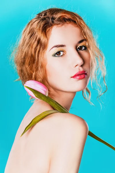 Chica joven con tulipán — Foto de Stock