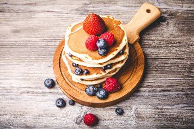 taze yaz meyveleri ile Pancakes