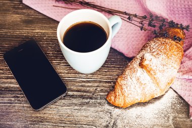 Sıcak kahve ile taze kruvasan