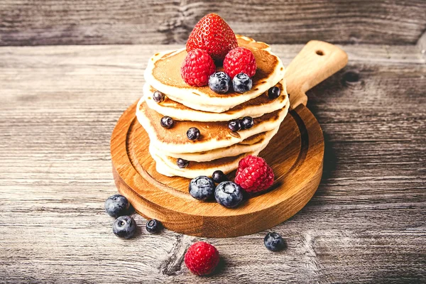 taze yaz meyveleri ile Pancakes