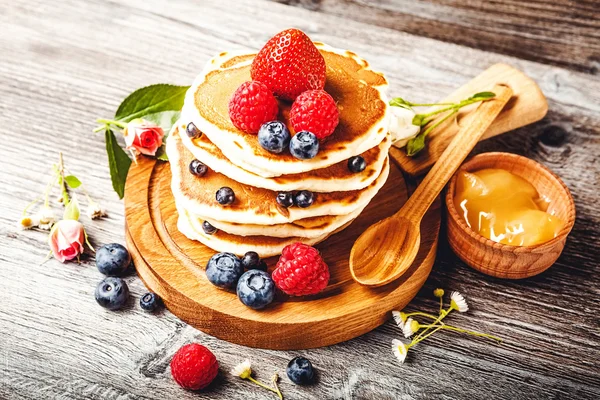 Pancakes with fresh summer berries — Stock Photo, Image