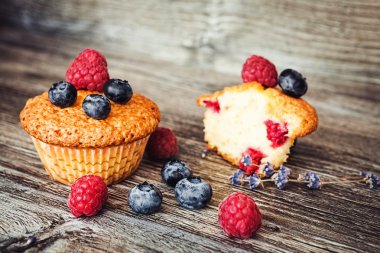 Yaban mersini ve ahududu kek,