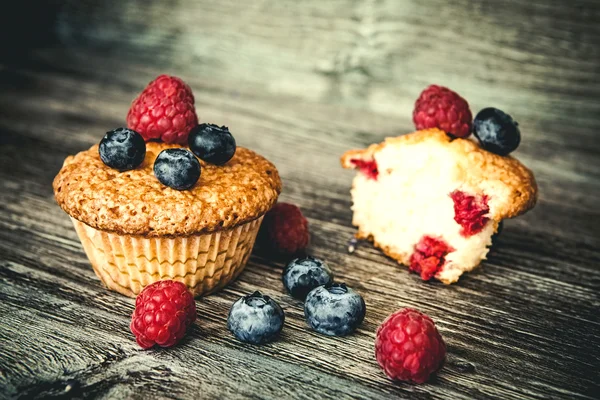 Muffins mit Blaubeeren und Himbeeren — Stockfoto