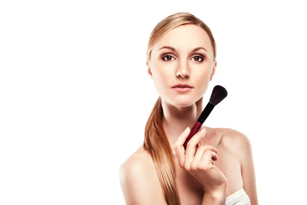 Skönhet flicka med makeup borste — Stockfoto