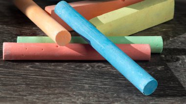 Çeşitli renklerde tebeşirler. Gökkuşağı boya kalemlerine yakın çekim. Gökkuşağının renkleri..