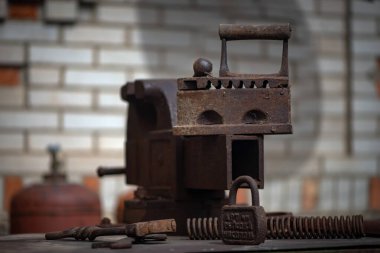 Dökme demir ve dağınık aletler. Bir tamircinin çalışma alanı. Nadir eşyalar ve ev eşyaları. Paslı ama önemli eşyalar. Antikalar.