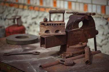 Dökme demir ve dağınık aletler. Bir tamircinin çalışma alanı. Nadir eşyalar ve ev eşyaları. Paslı ama önemli eşyalar. Antikalar.