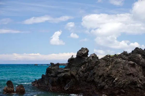 Скалы лавы на пляже Пуако — стоковое фото