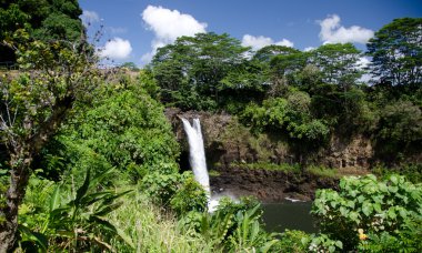 Güneşli sabah, gökkuşağı Şelalesi'nde Hilo yakınındaki