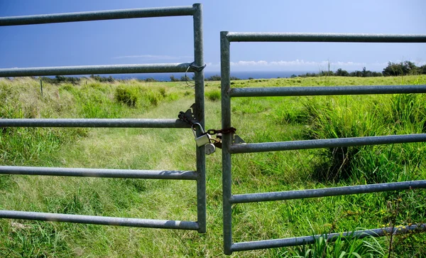 Puertas cerradas a un campo de hierba a lo largo de la carretera 270 cerca de la playa de Keokea — Foto de Stock