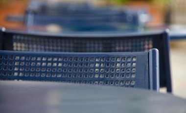 Mavi sandalye sırtına bir mesh desen oluşturmak