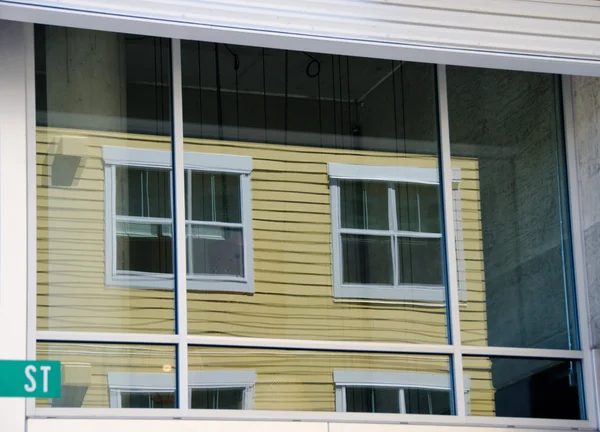 Reflexiones en una ventana de un edificio de apartamentos en Redmond — Foto de Stock