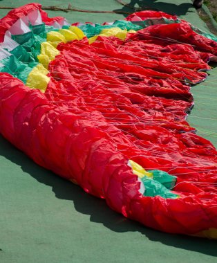 Yerde yatan Paraglide paraşüt