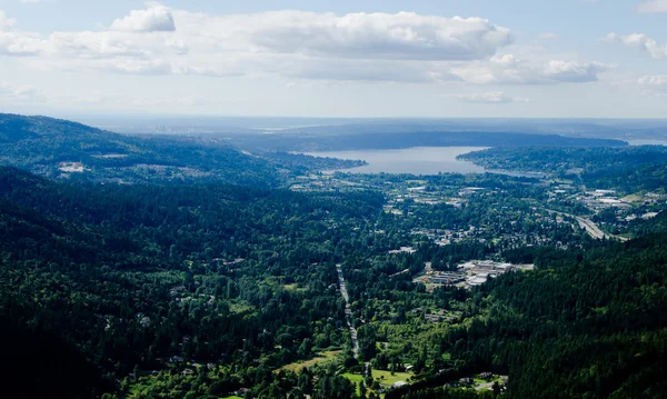 从 Poo Poo point 可以看到 Sammamish 湖和 Issaquah 湖 — 图库照片