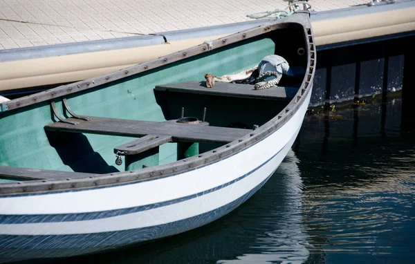 Hvit robåt parkert i Victoria Bay, Britisk Columbia – stockfoto