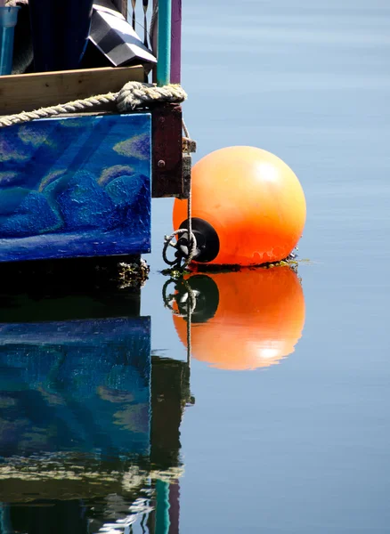 Orangefarbene Boje neben blauem Bootshaus im Viktoria-Hafen — Stockfoto