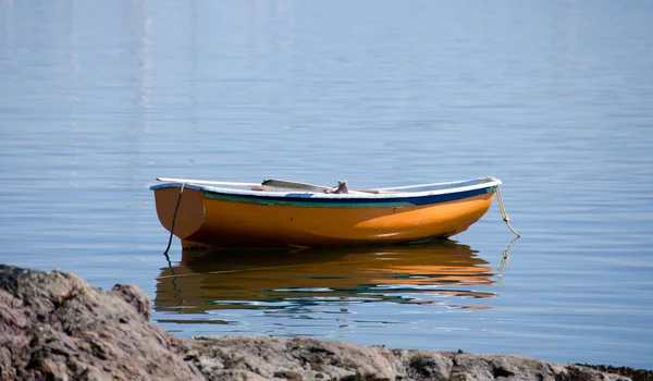 Orangefarbenes Ruderboot in der Bucht von Eiche — Stockfoto