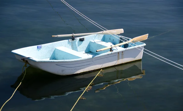 Barco de remos blanco en Oak Bay, Columbia Británica — Foto de Stock