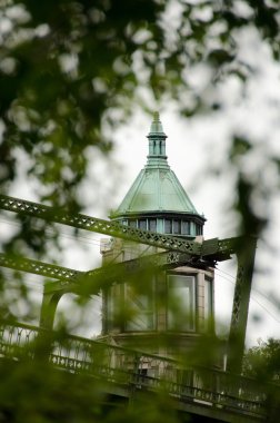 Montlake Köprüsü Kulesi kalın ağaçlar aracılığıyla görmek 