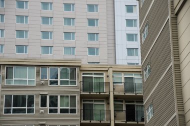 Bellevue şehir merkezindeki modern yüksek binaların ayrıntıları