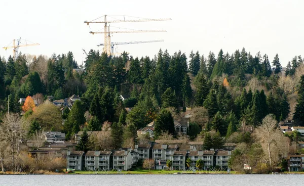 Guardando Gru Costruzione Colline Redmond Attraverso Lago Sammamish Washington — Foto Stock