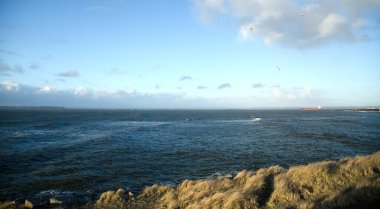Şubat ayının erken saatlerinde Jetty, Grays Harbor, Washington yakınlarındaki Westport 'ta gün batımı ve bulutlar.